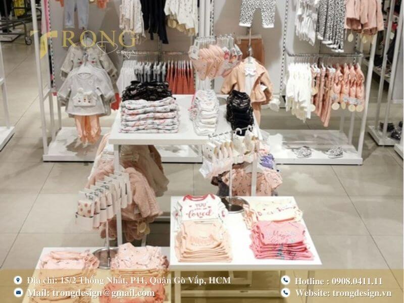 Cửa hàng quần áo trẻ em với cách trưng bày đa dạng về màu sắc và kiểu dáng.