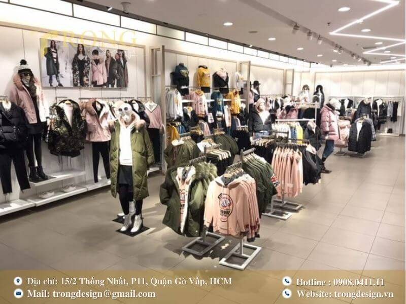 Cửa hàng thời trang mùa đông với các mẫu áo khoác và áo phao đa dạng.
