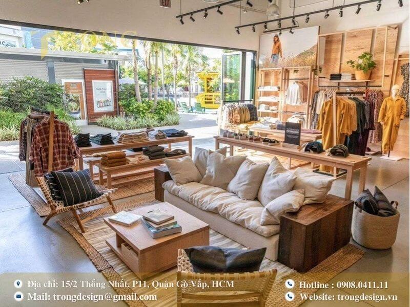 Không gian mở, thoải mái và thư giãn, với phong cách thời trang phóng khoáng.