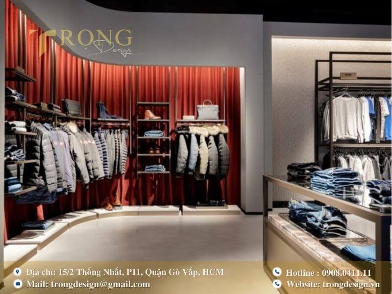 Cửa hàng phá cách với sự kết hợp màu sắc táo bạo giữa tông trầm và rèm đỏ.