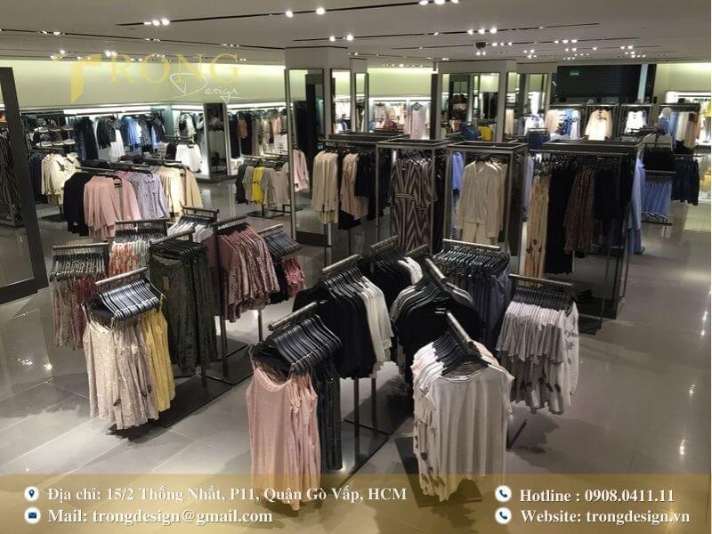 Không gian mở, trưng bày sản phẩm đa dạng và phong phú.